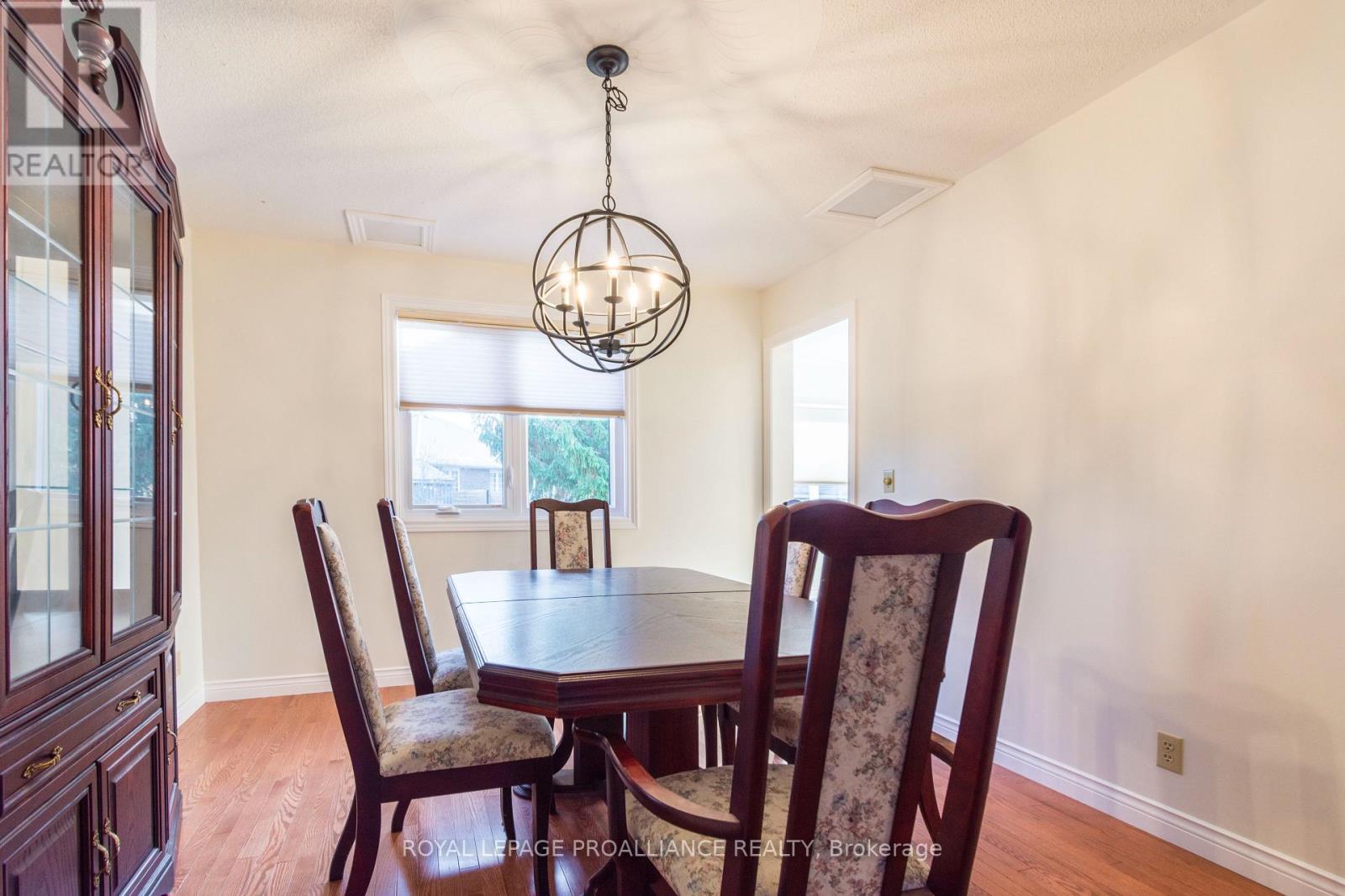 37 Dungannon Drive, Belleville, Ontario  K8P 5E7 - Photo 9 - X12729694