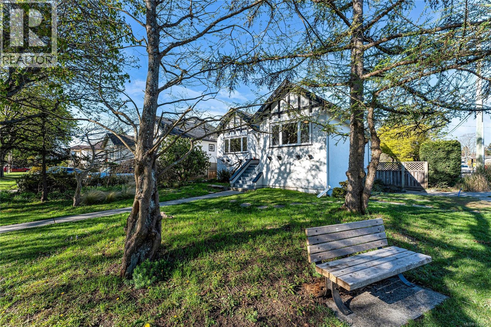 990 Hampshire Rd, Oak Bay, British Columbia  V8S 4S7 - Photo 2 - 1026251