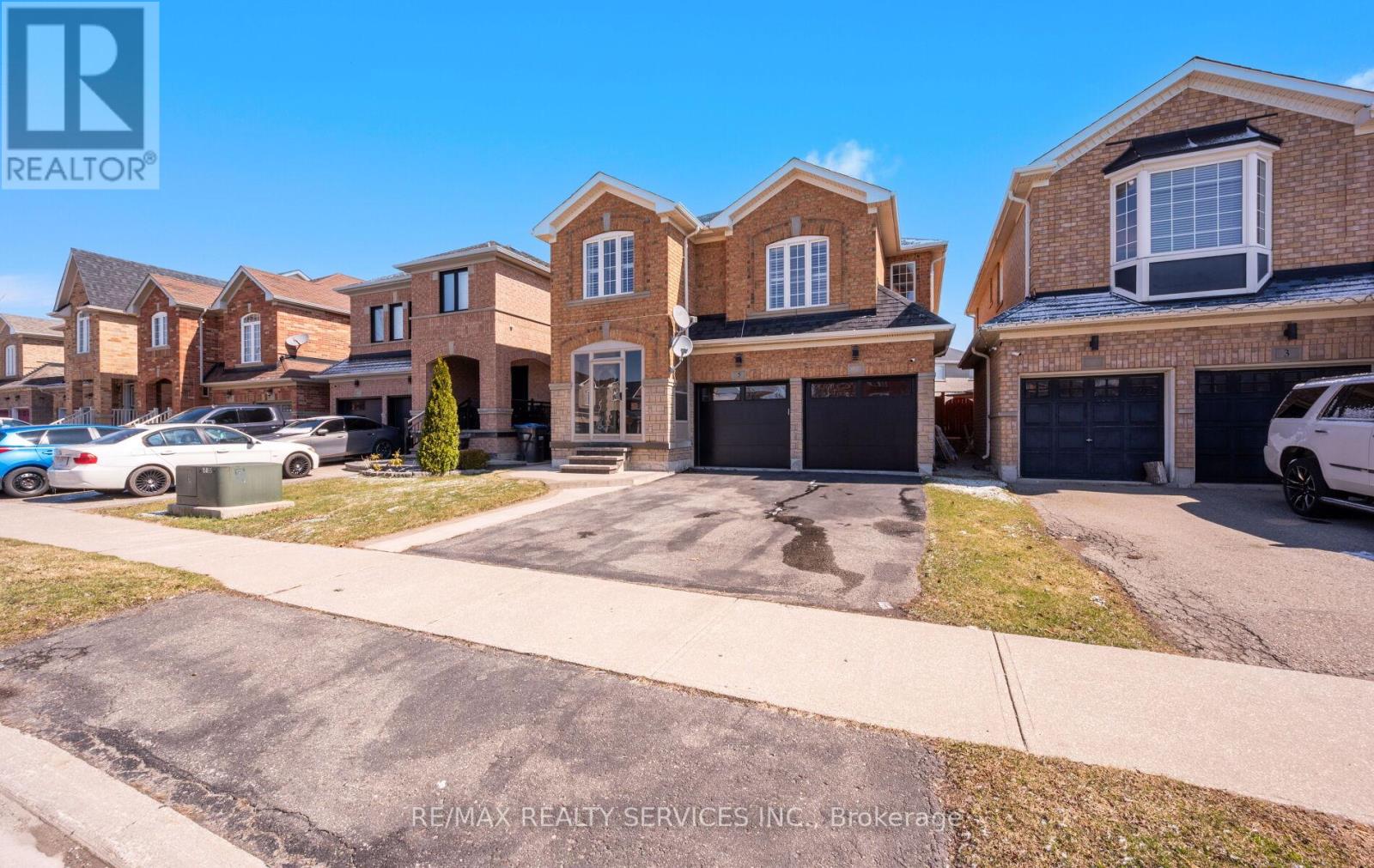 5 Thornbush Boulevard, Brampton, Ontario  L7A 3X9 - Photo 3 - W12970658
