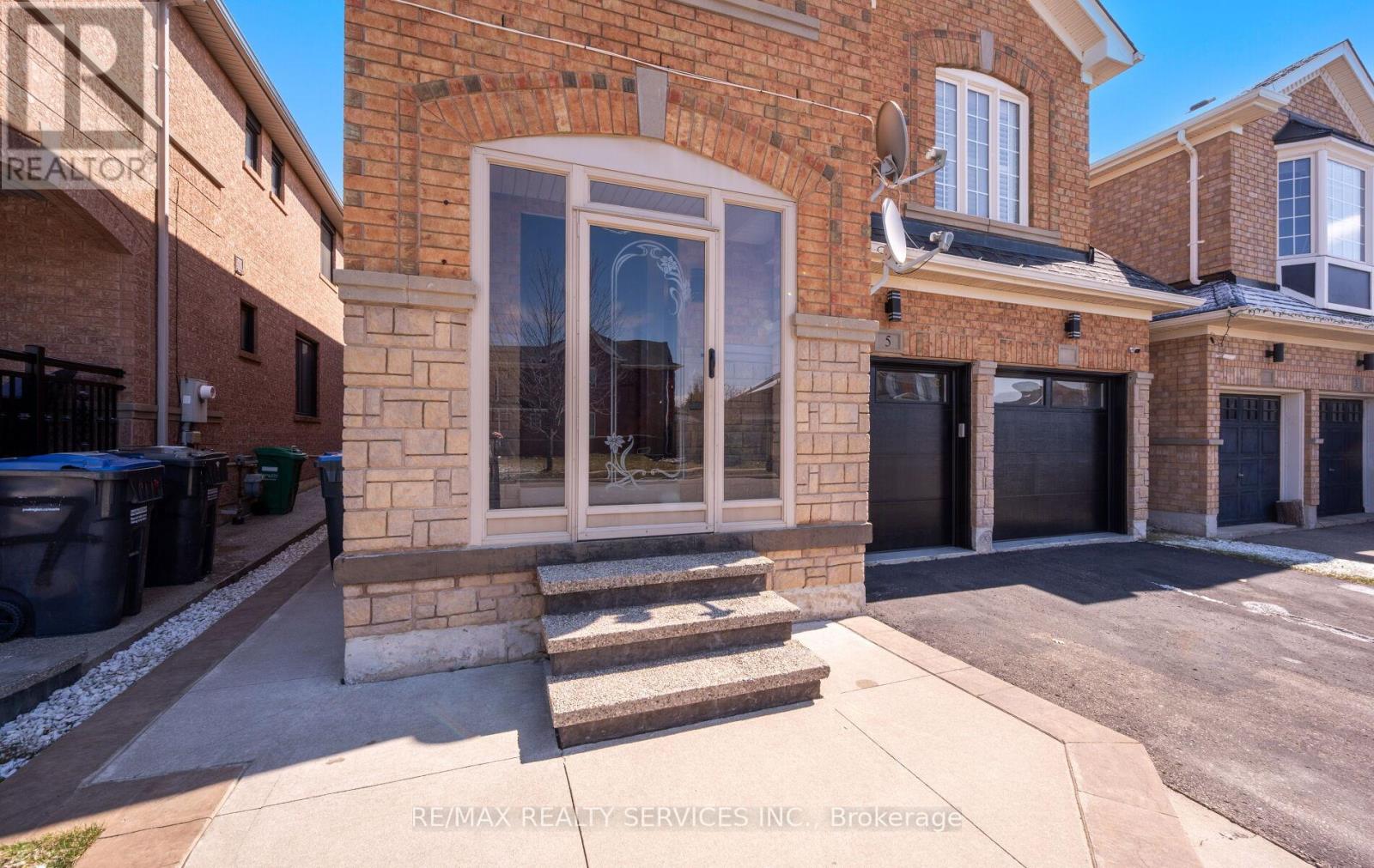 5 Thornbush Boulevard, Brampton, Ontario  L7A 3X9 - Photo 4 - W12970658