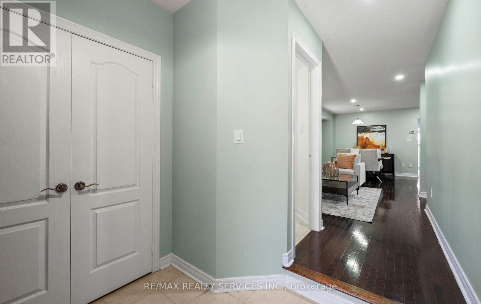 5 Thornbush Boulevard, Brampton, Ontario  L7A 3X9 - Photo 7 - W12970658