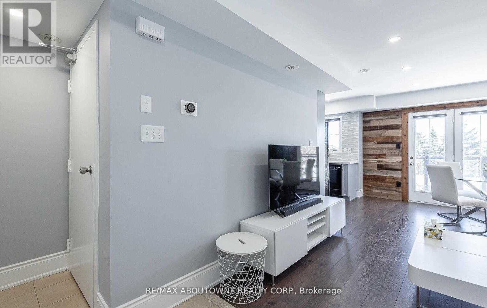 8 - 2557 Sixth Line, Oakville, Ontario  L6H 0H7 - Photo 2 - W12970660