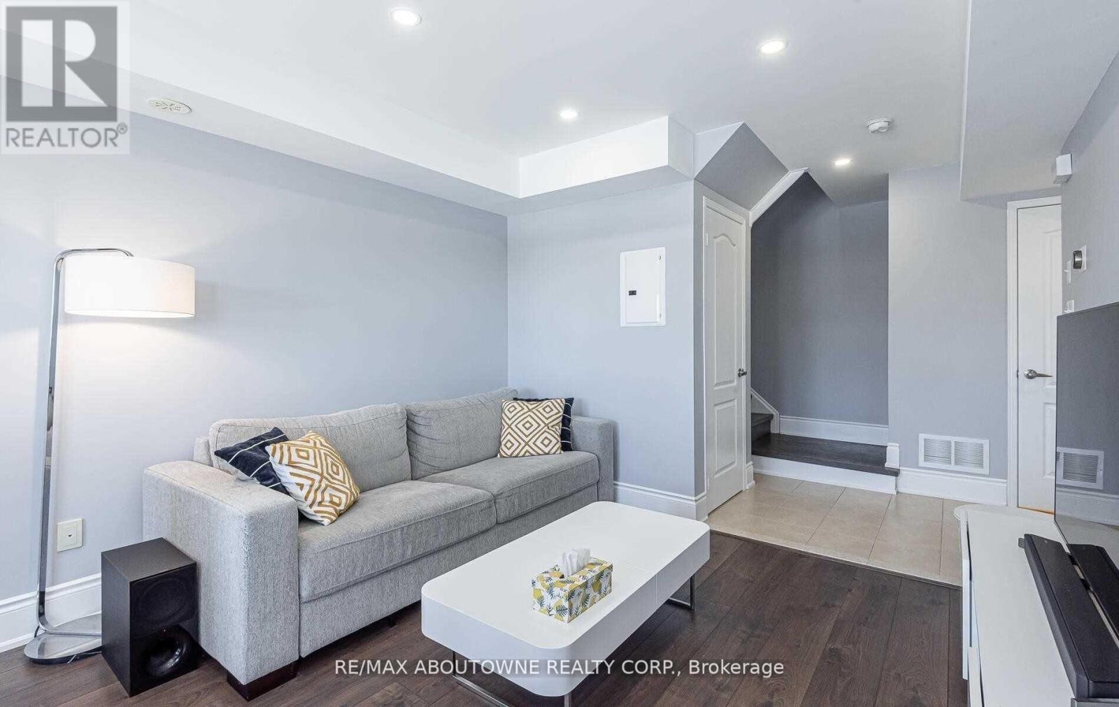 8 - 2557 Sixth Line, Oakville, Ontario  L6H 0H7 - Photo 5 - W12970660