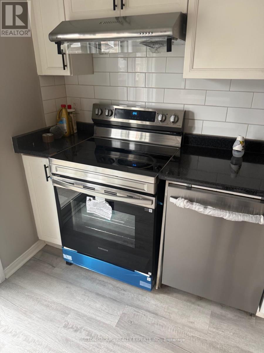 63 Wickstead Court, Brampton, Ontario  L6R 1N8 - Photo 4 - W12970662