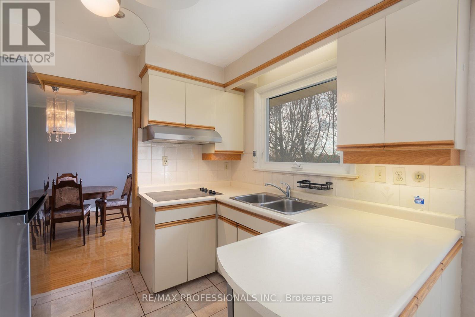 315 Markland Drive, Toronto, Ontario  M9C 1R4 - Photo 10 - W12970702