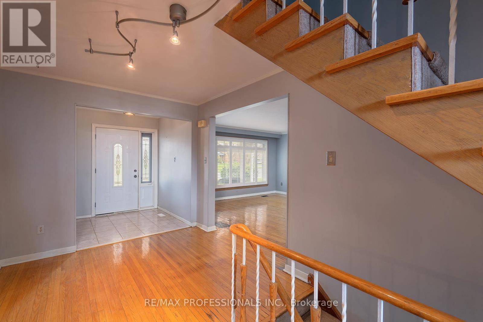 315 Markland Drive, Toronto, Ontario  M9C 1R4 - Photo 5 - W12970702