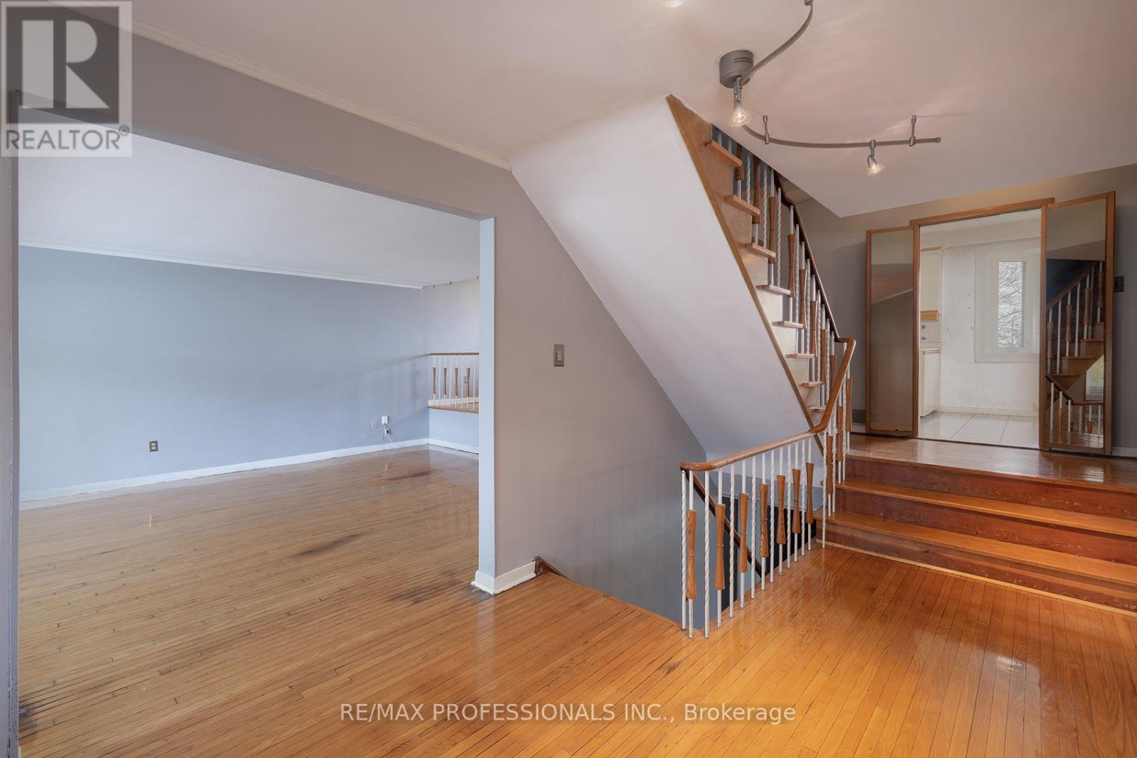 315 Markland Drive, Toronto, Ontario  M9C 1R4 - Photo 6 - W12970702