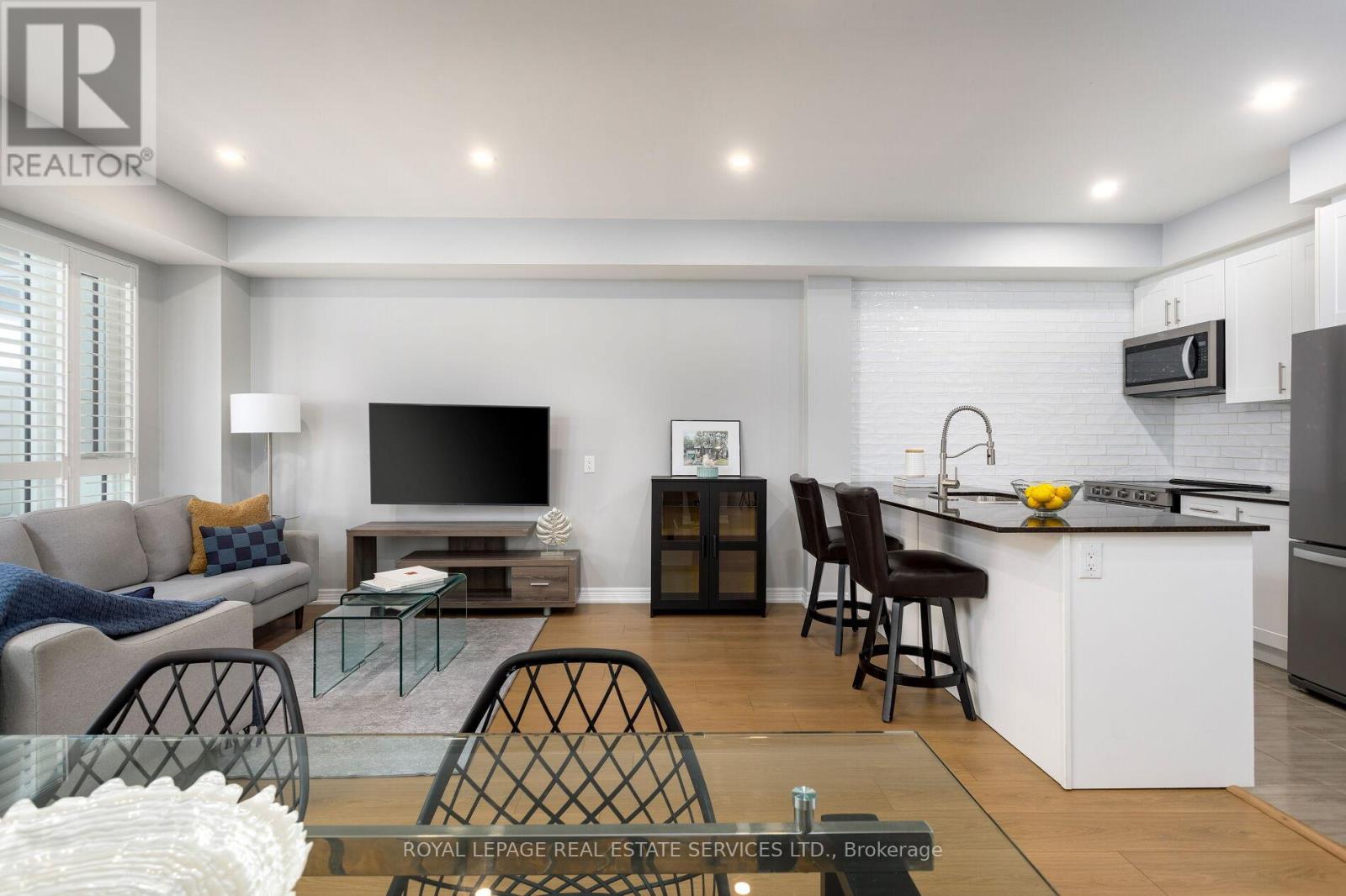 212 - 2370 Khalsa Gate, Oakville, Ontario  L6M 1P5 - Photo 3 - W12970730