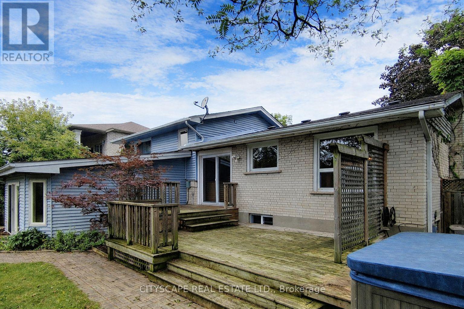 324 Wendy Lane, Oakville, Ontario  L6L 4R1 - Photo 10 - W12970768