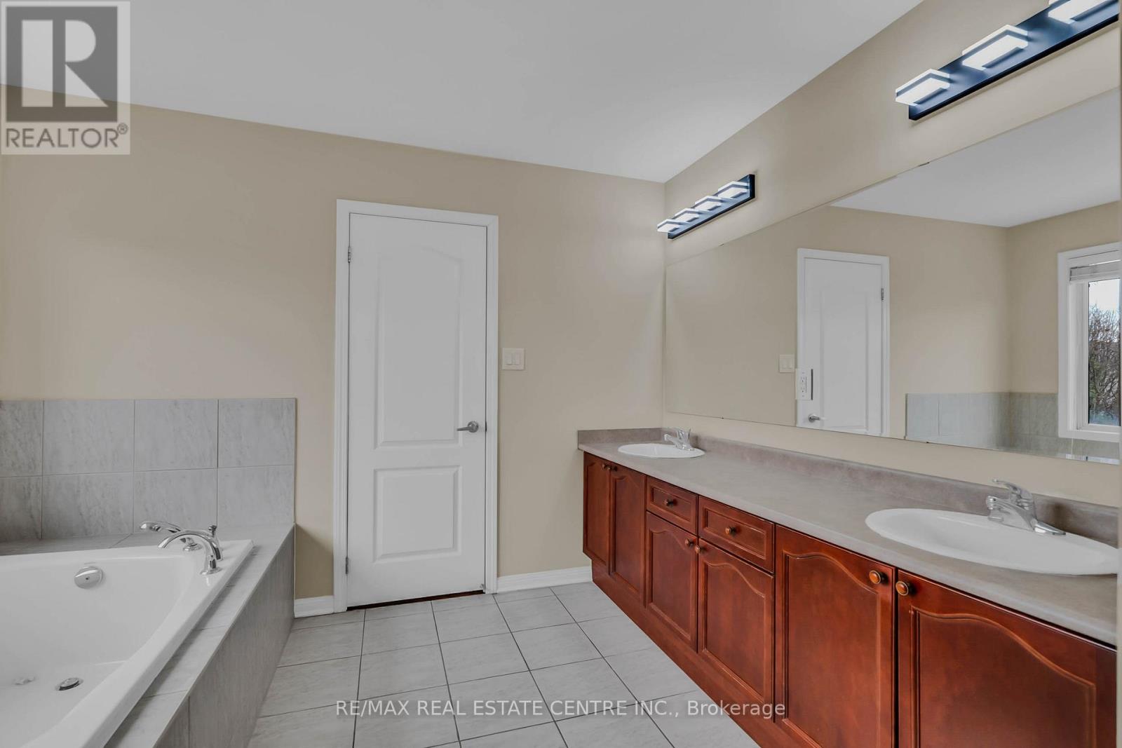 706 Maddocks Trail, Milton, Ontario  L9T 0E1 - Photo 25 - W12970788