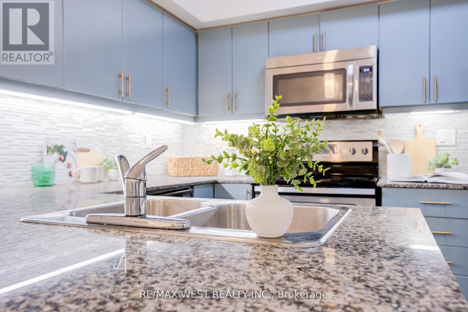 101 - 45 Sousa Mendes Street, Toronto, Ontario  M6P 0A7 - Photo 8 - W12970824