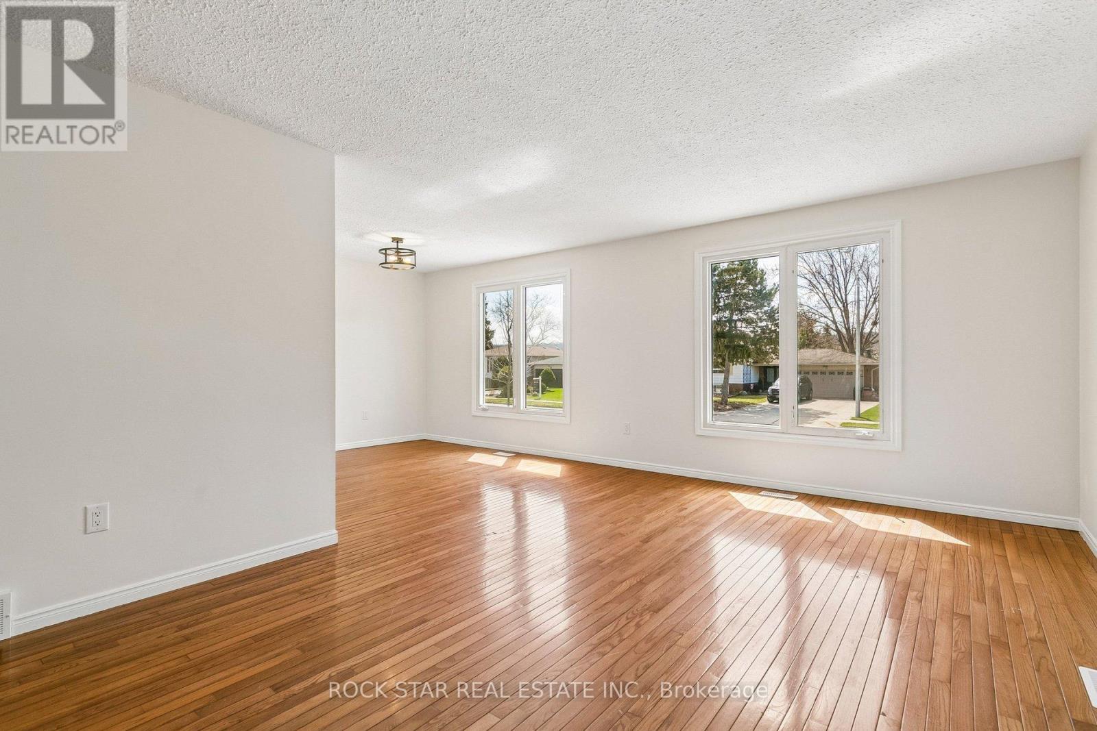 32 Lynwood Drive, Hamilton, Ontario  L8E 3E9 - Photo 10 - X12970668