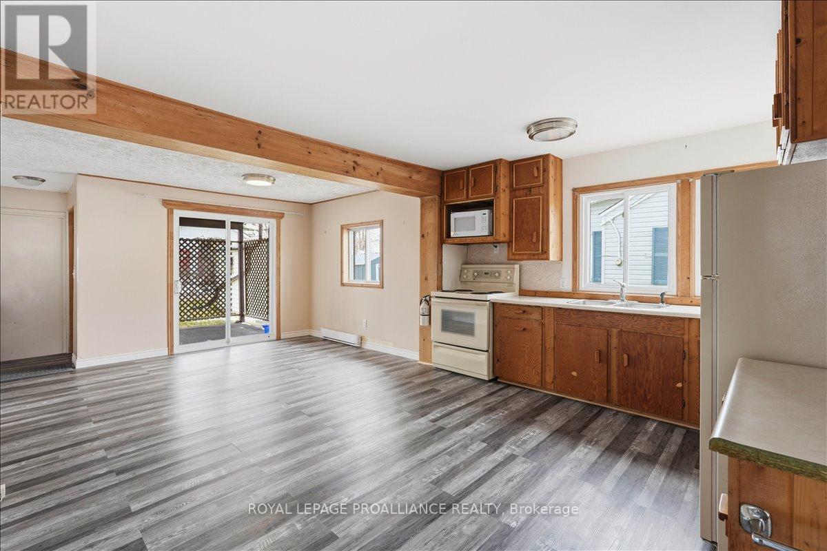 11 Weeks Avenue, Quinte West, Ontario  K8V 1X4 - Photo 10 - X12971136