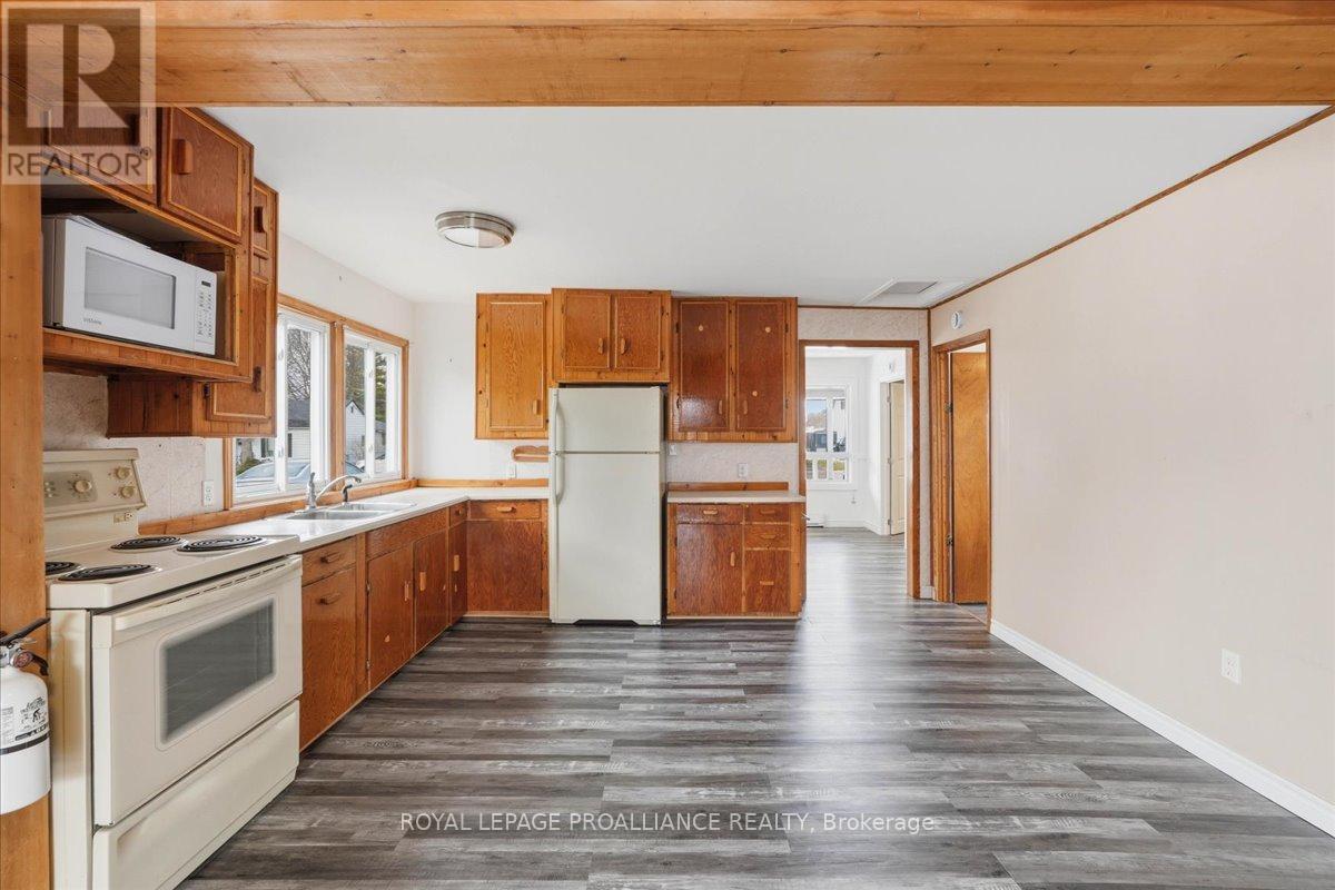 11 Weeks Avenue, Quinte West, Ontario  K8V 1X4 - Photo 11 - X12971136