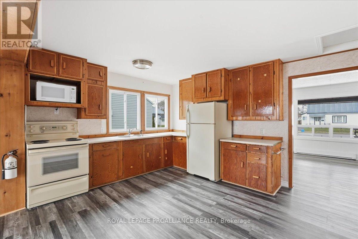 11 Weeks Avenue, Quinte West, Ontario  K8V 1X4 - Photo 12 - X12971136