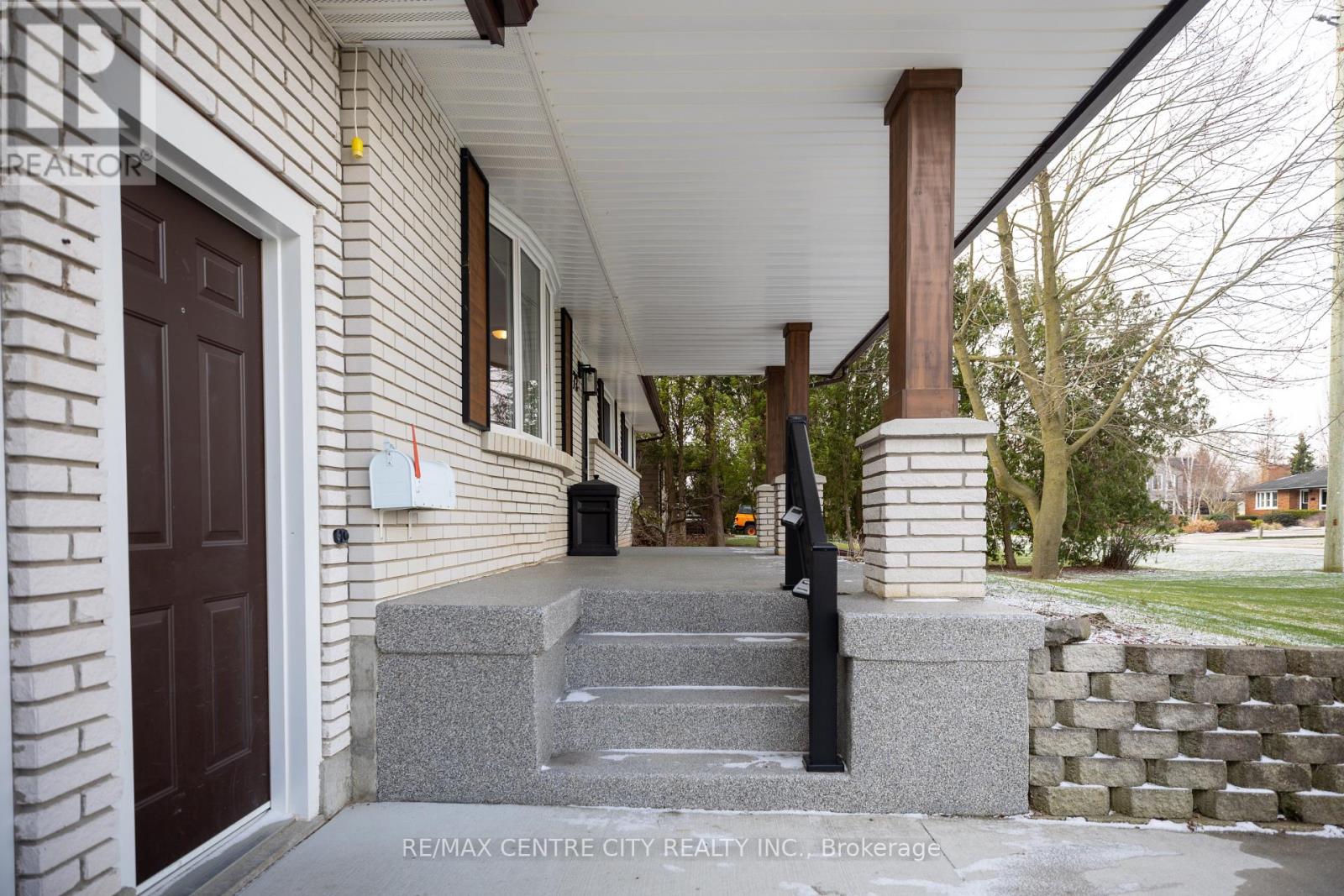 72 Elmwood Avenue, St. Thomas, Ontario  N5R 4Z7 - Photo 2 - X12970974