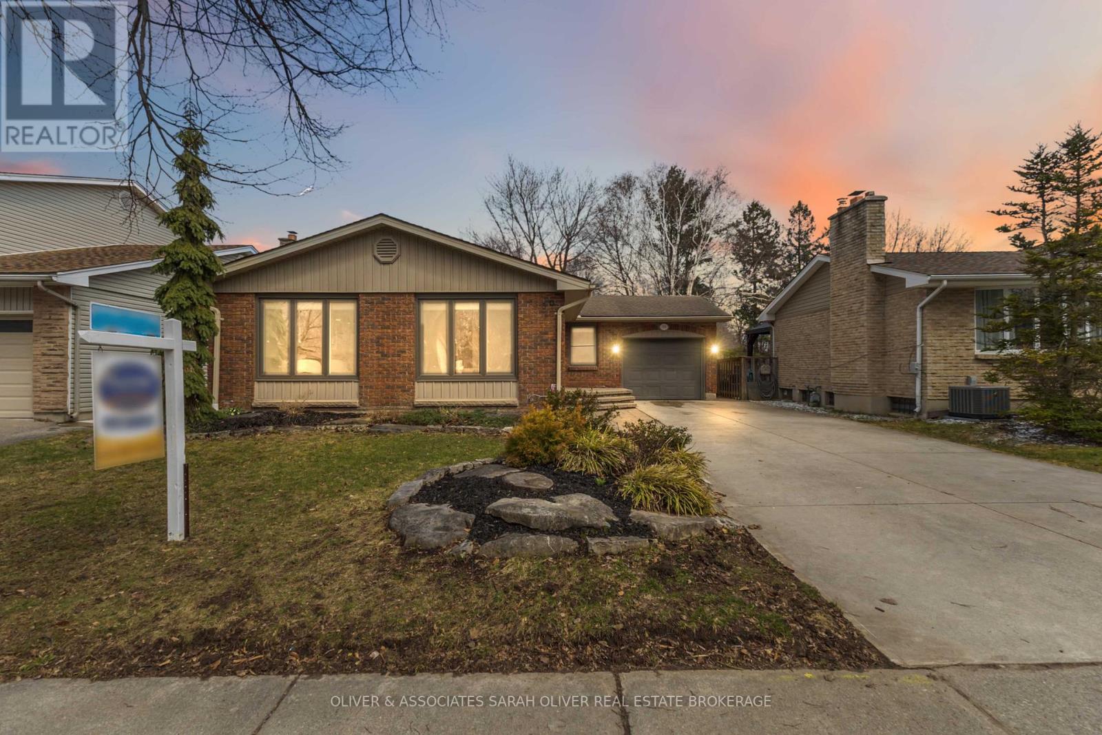 30 Sandalwood Crescent, London North, Ontario  N6G 2Z7 - Photo 2 - X12971084