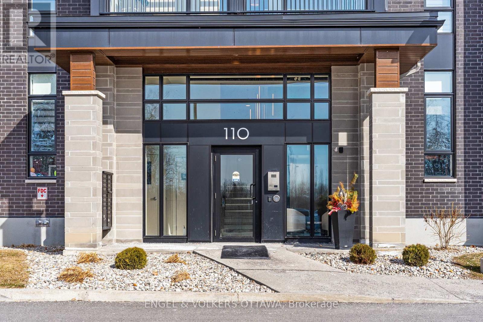 402 - 110 Cortile Private, Ottawa, Ontario K1V 2S8 - Photo 2 - X12971016