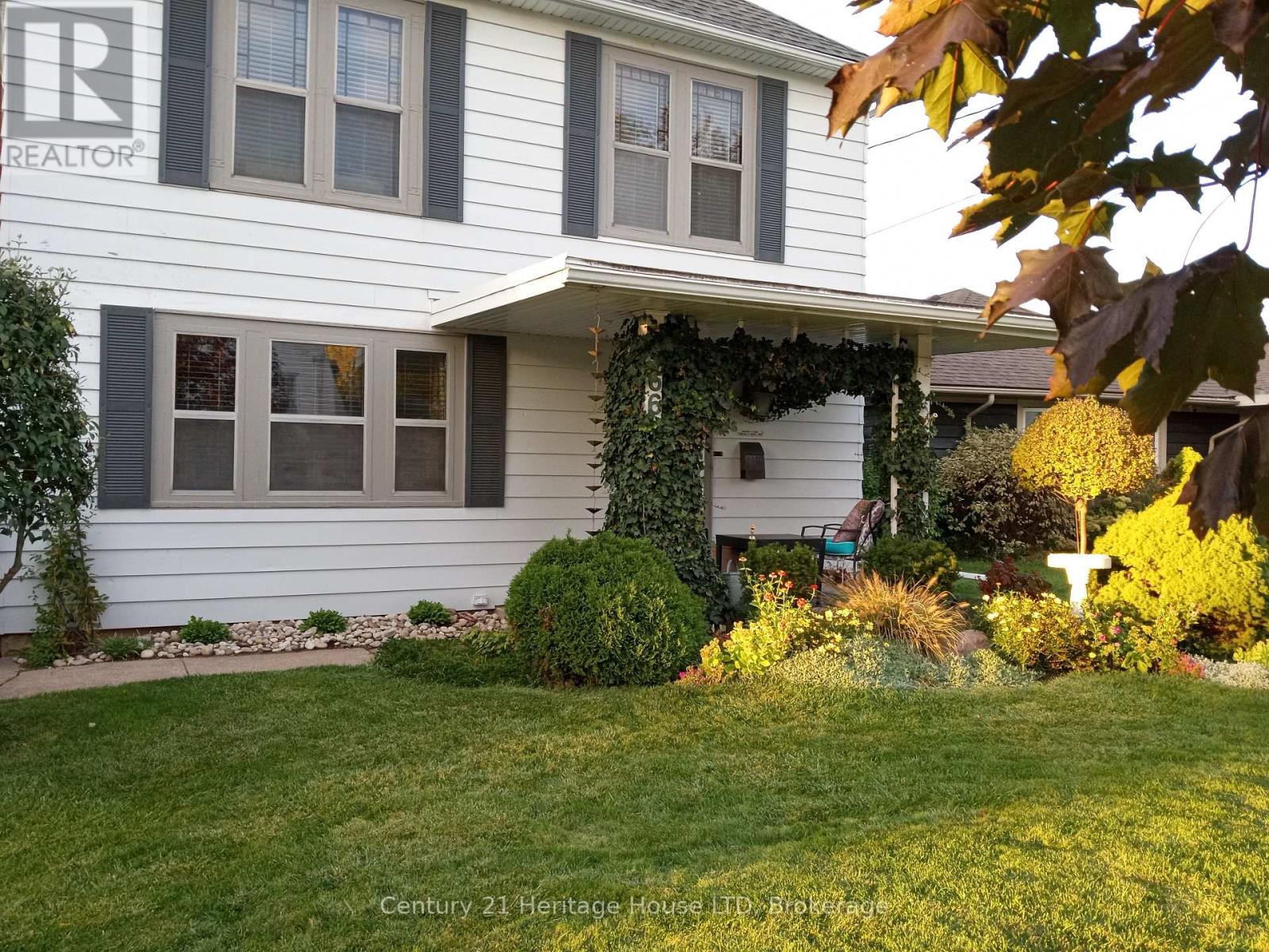 66 Bald Street, Welland, Ontario  L3C 5B9 - Photo 3 - X12971090