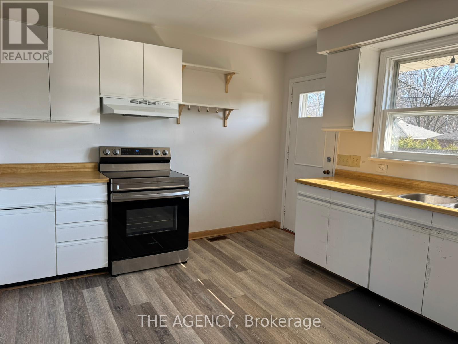 Main - 64 Farningham Crescent, Toronto, Ontario  M9B 3B6 - Photo 7 - W12964214