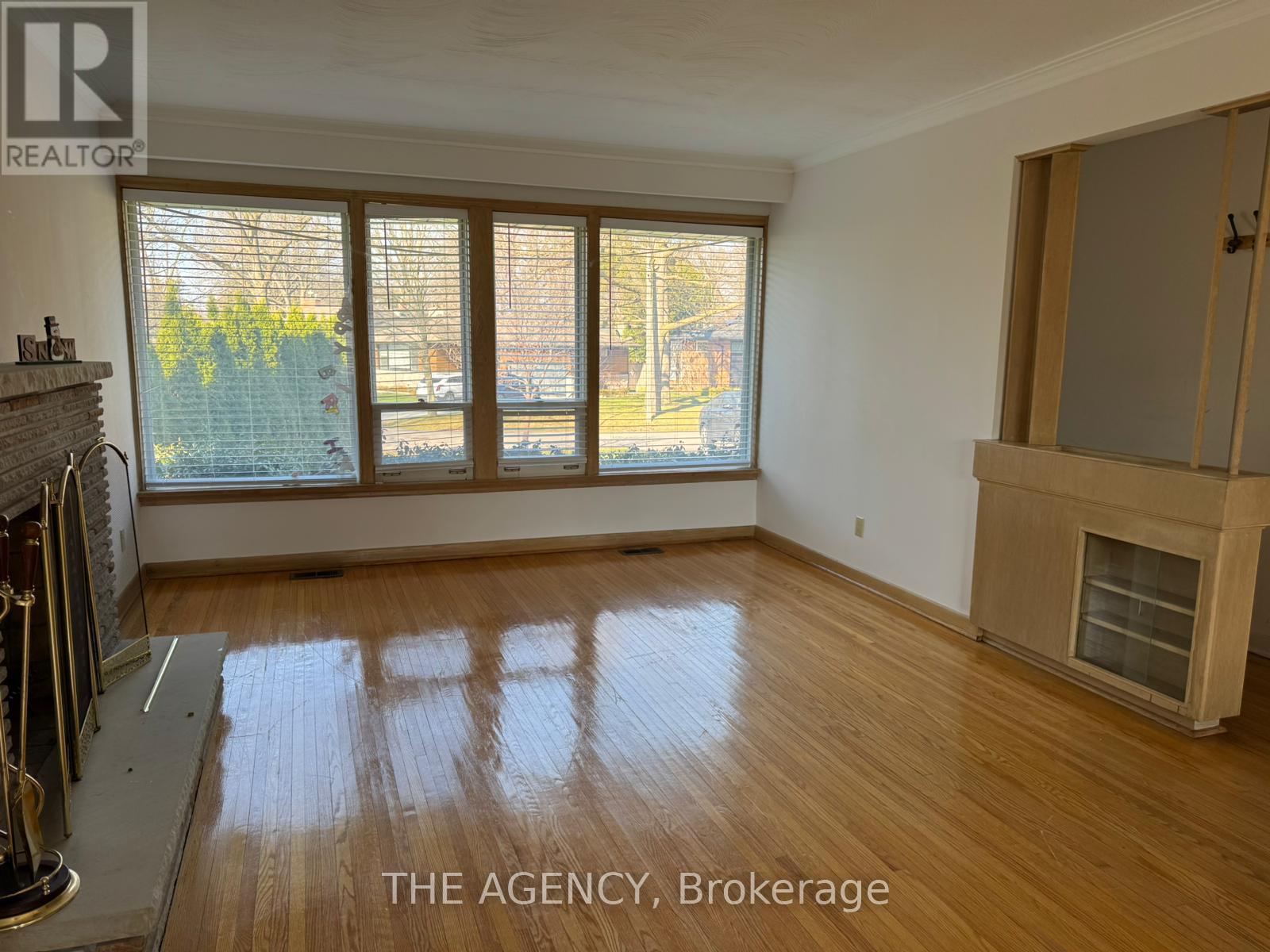 Main - 64 Farningham Crescent, Toronto, Ontario  M9B 3B6 - Photo 5 - W12964214