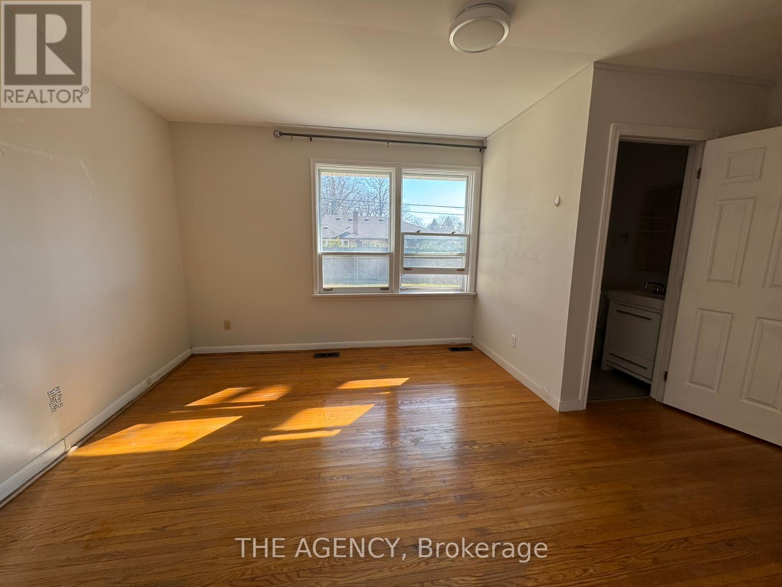 Main - 64 Farningham Crescent, Toronto, Ontario  M9B 3B6 - Photo 13 - W12964214