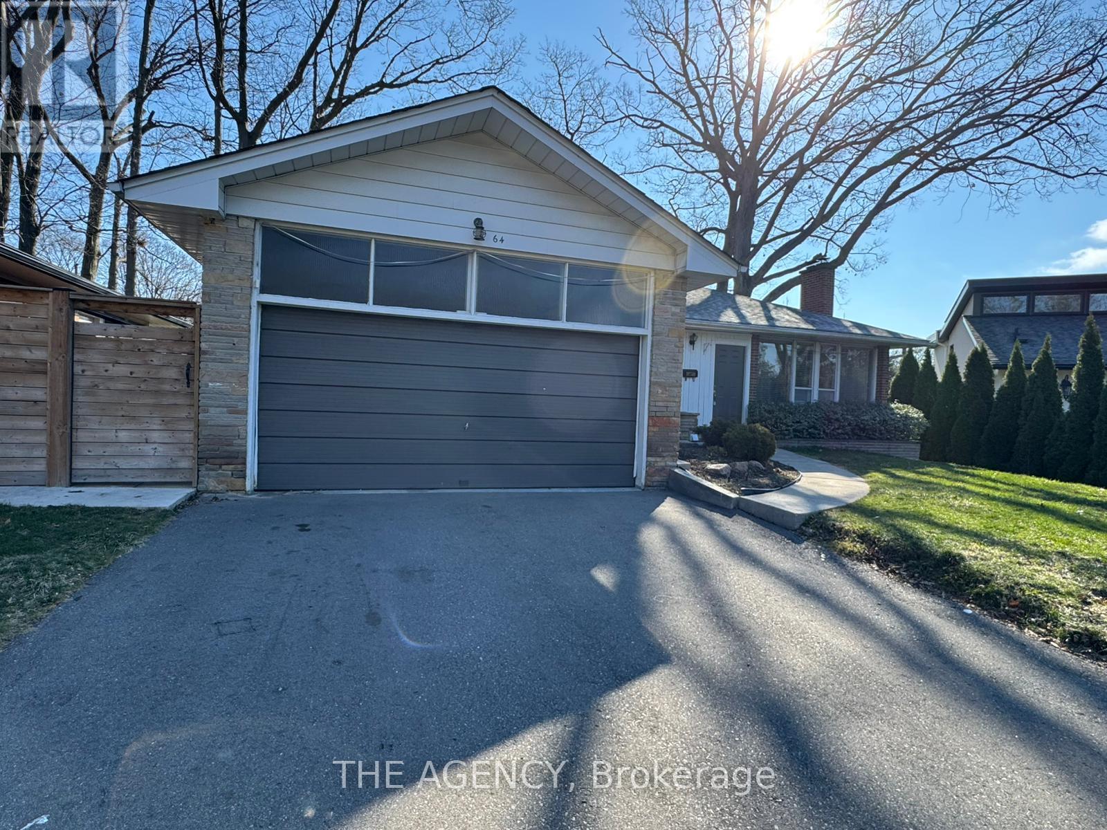 Main - 64 Farningham Crescent, Toronto, Ontario  M9B 3B6 - Photo 15 - W12964214