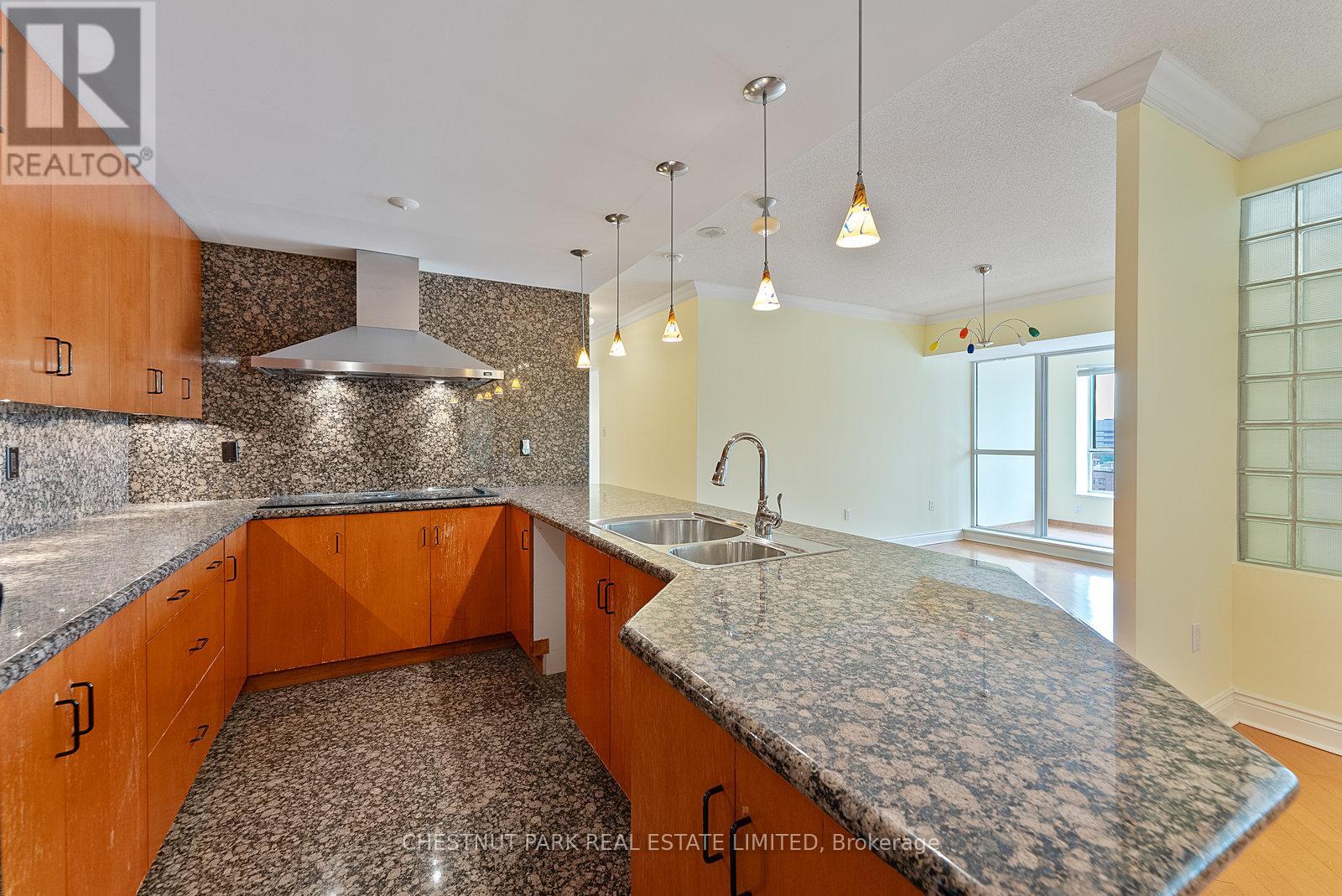 1610 - 889 Bay Street, Toronto, Ontario  M5S 3K5 - Photo 5 - C12970908