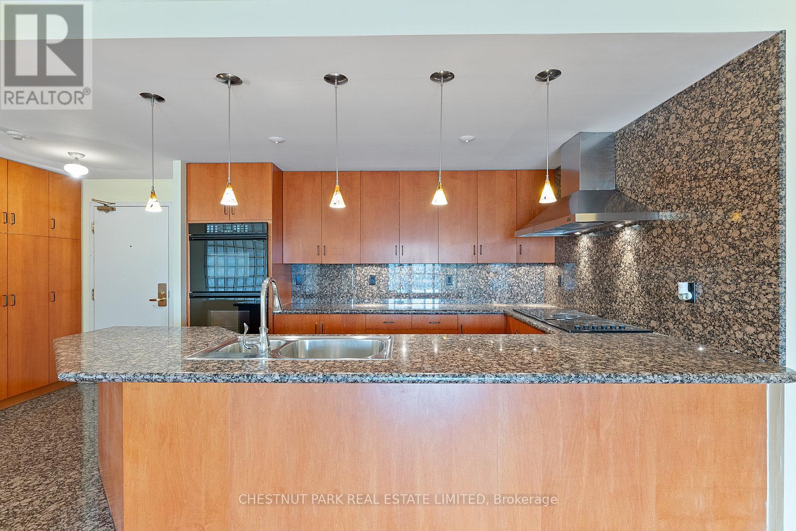 1610 - 889 Bay Street, Toronto, Ontario  M5S 3K5 - Photo 8 - C12970908