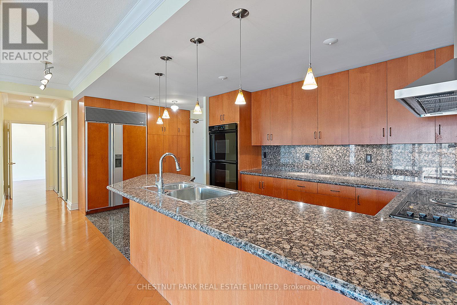 1610 - 889 Bay Street, Toronto, Ontario  M5S 3K5 - Photo 9 - C12970908