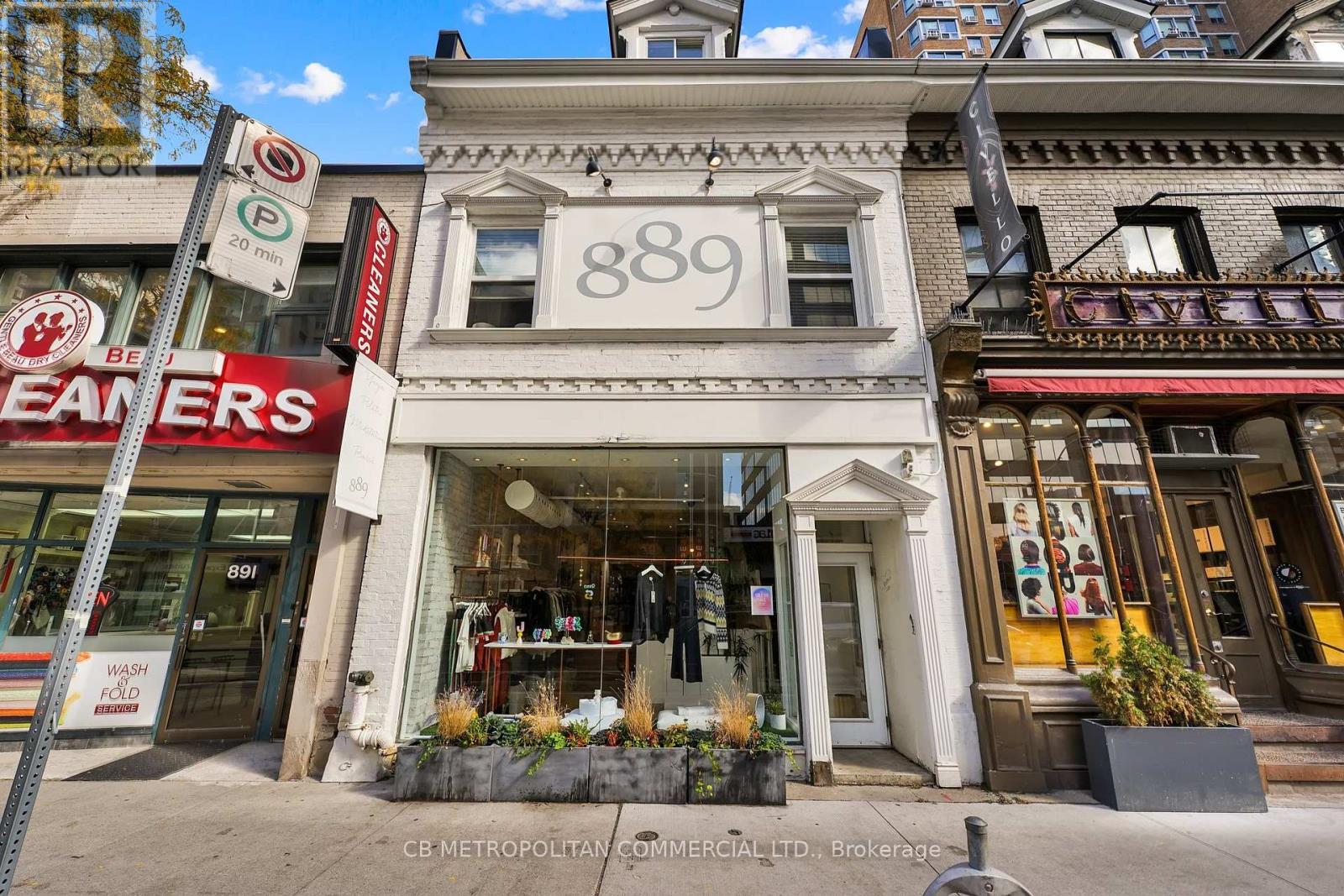 889 YONGE STREET, Toronto, Ontario