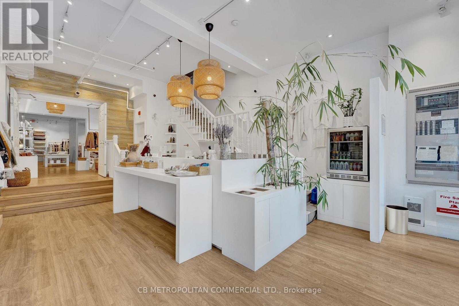 889 Yonge Street, Toronto (Rosedale-Moore Park), Ontario  M4W 2H2 - Photo 2 - C12971192