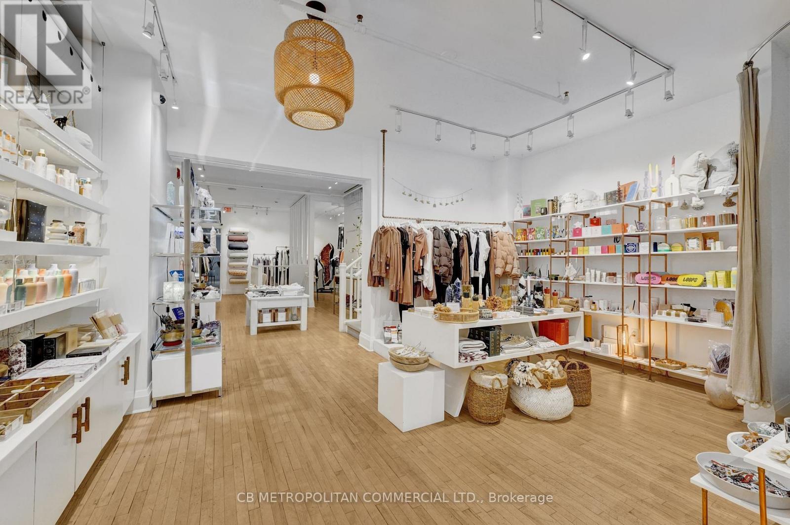 889 Yonge Street, Toronto (Rosedale-Moore Park), Ontario  M4W 2H2 - Photo 3 - C12971192