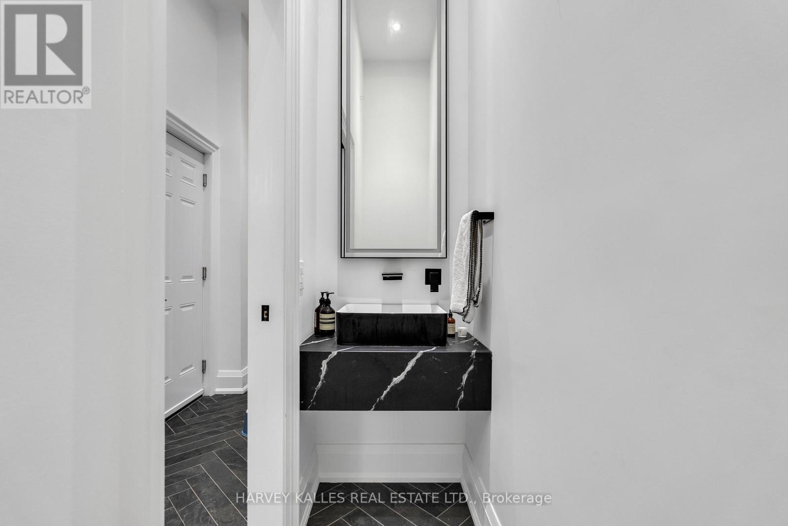 32 Almont Road, Toronto, Ontario  M3H 3E3 - Photo 9 - C12971220