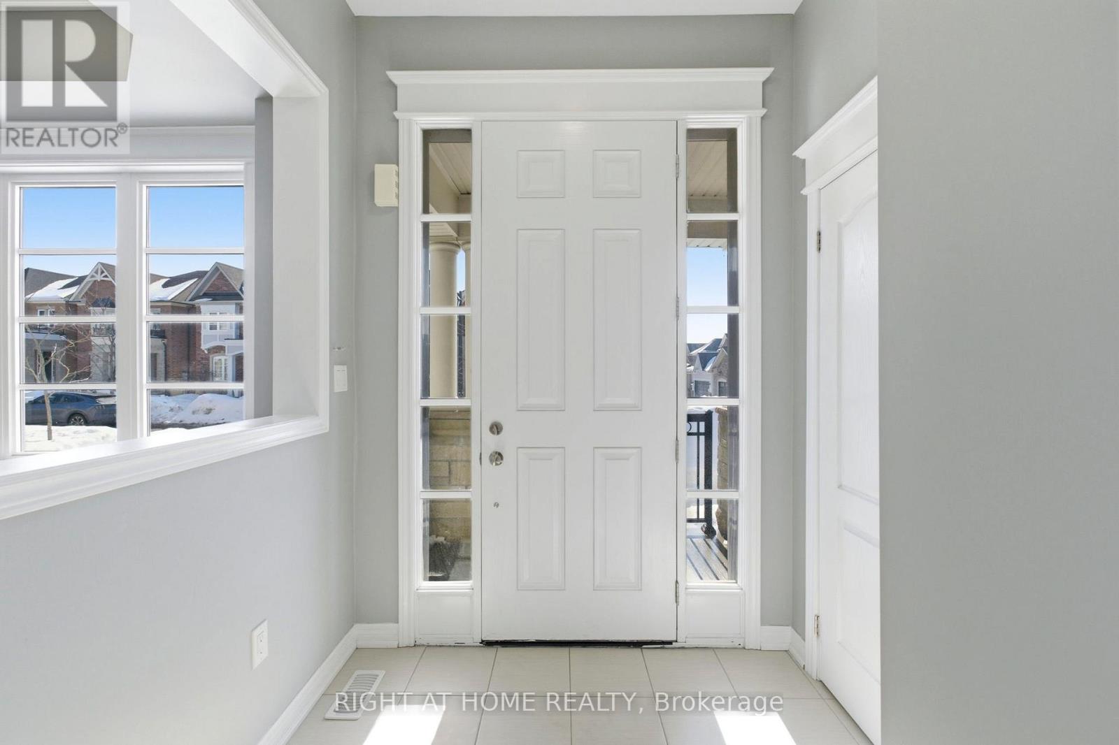 200 Paradelle Drive, Richmond Hill, Ontario  L4E 1B8 - Photo 3 - N12970936