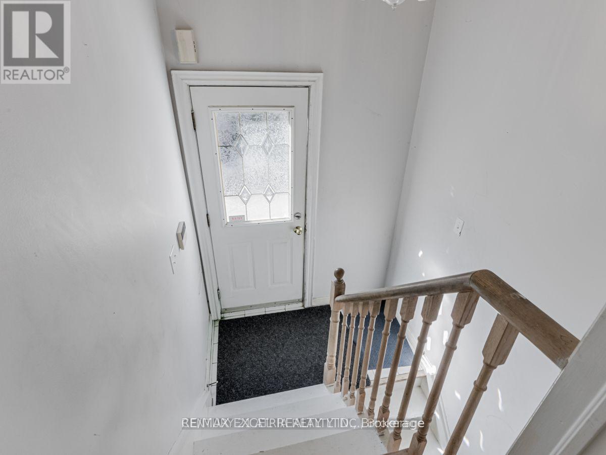387 Crosby Avenue, Richmond Hill, Ontario  L4C 2R8 - Photo 3 - N12970950