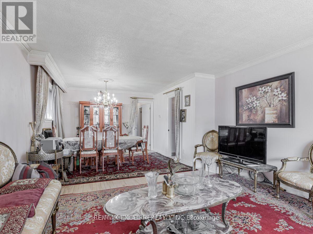 387 Crosby Avenue, Richmond Hill, Ontario  L4C 2R8 - Photo 5 - N12970950