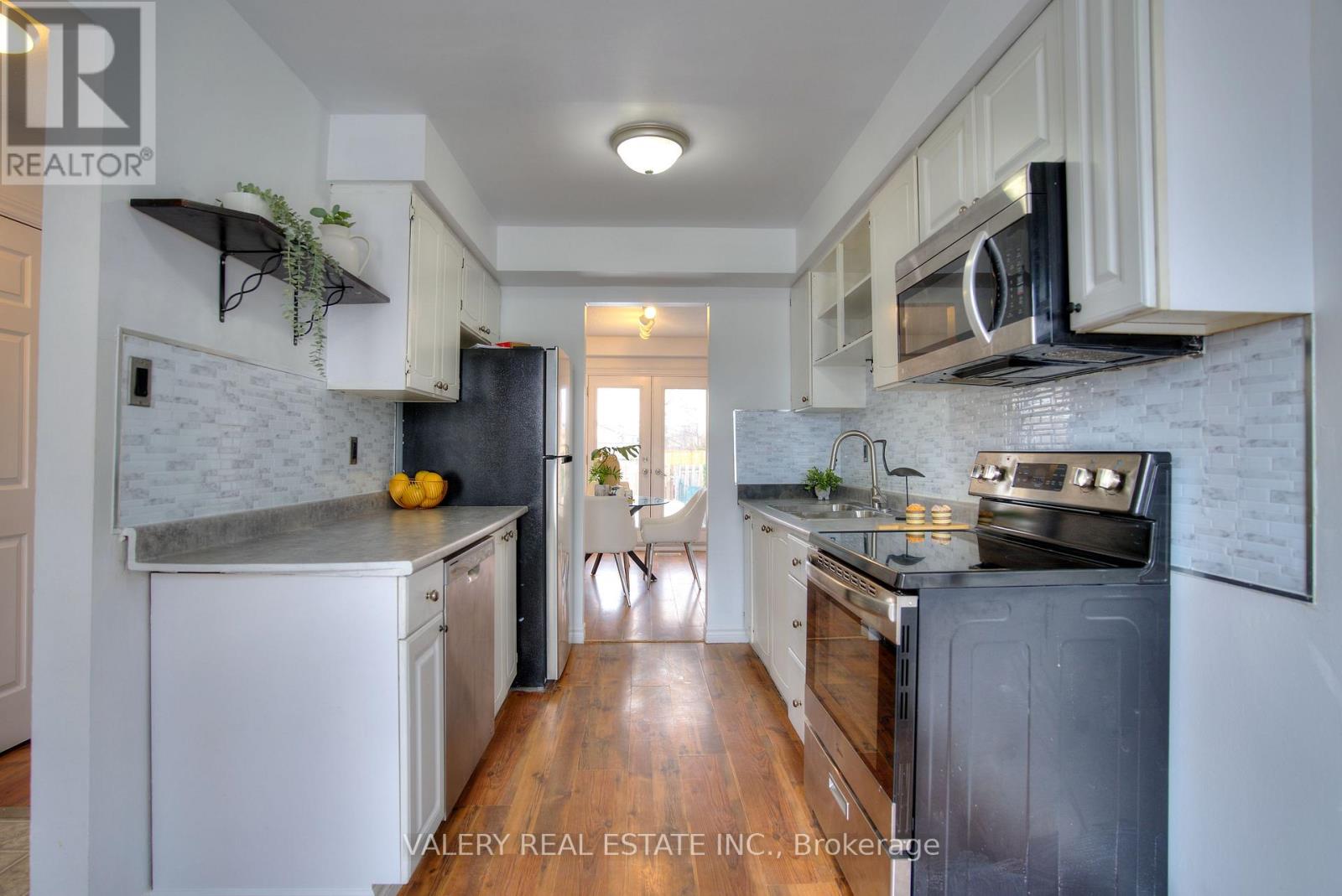 24 Lampman Ln Lane, Barrie, Ontario  L4N 5B1 - Photo 12 - S12971198