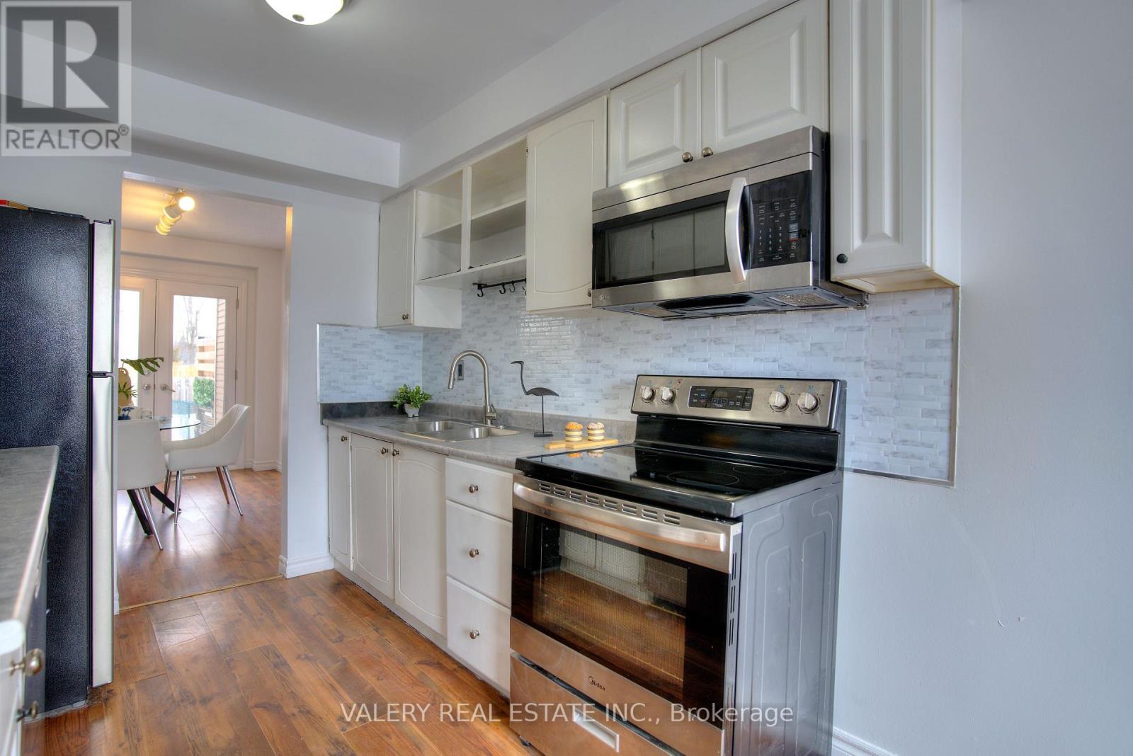 24 Lampman Ln Lane, Barrie (Letitia Heights), Ontario  L4N 5B1 - Photo 7 - S12971198