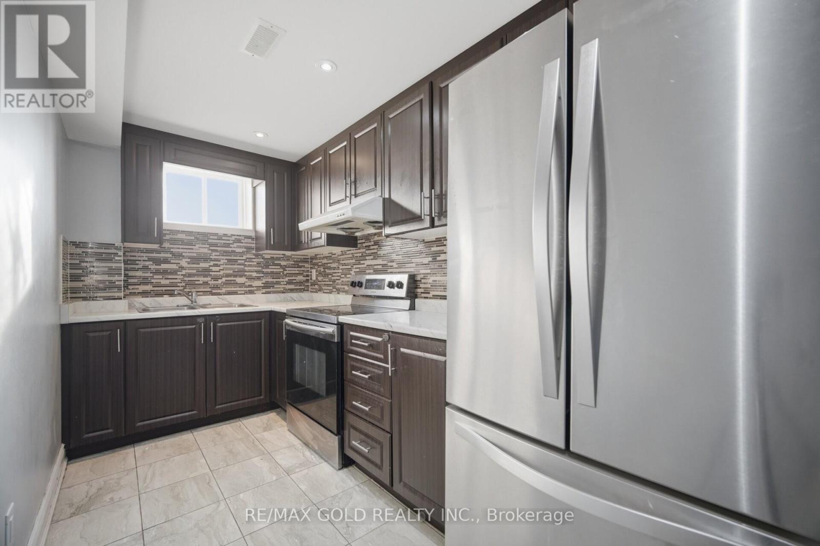 38 Leadenhall Road, Brampton, Ontario  L7A 4G3 - Photo 20 - W12970886