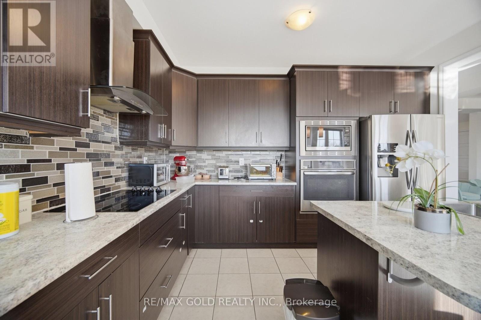 38 Leadenhall Road, Brampton, Ontario  L7A 4G3 - Photo 9 - W12970886