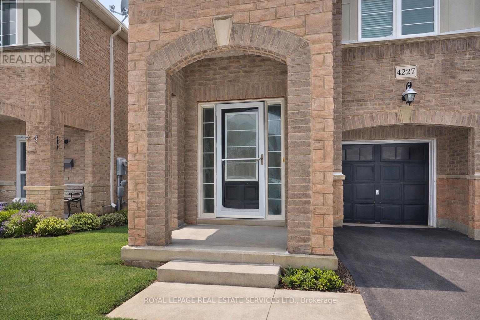 4227 Cole Crescent, Burlington, Ontario  L7M 0M7 - Photo 2 - W12970970