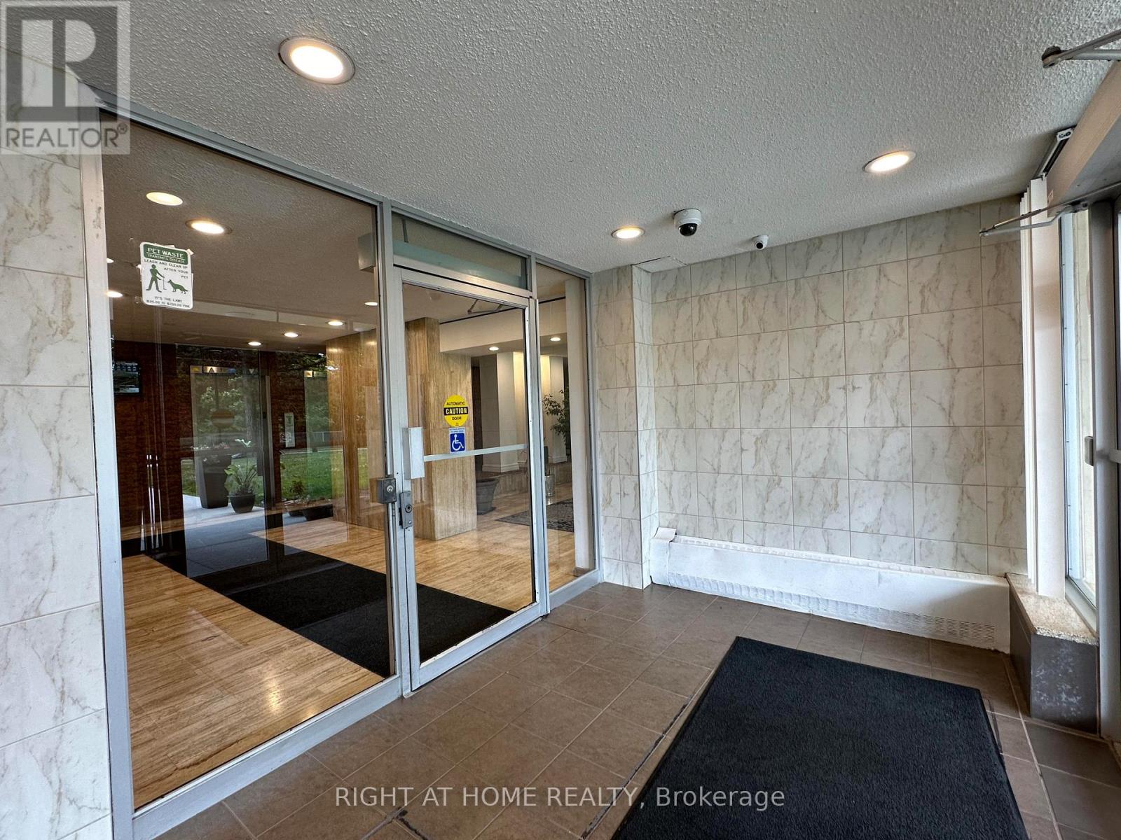 211 - 335 Driftwood Avenue, Toronto, Ontario  M3N 2P3 - Photo 2 - W12970978