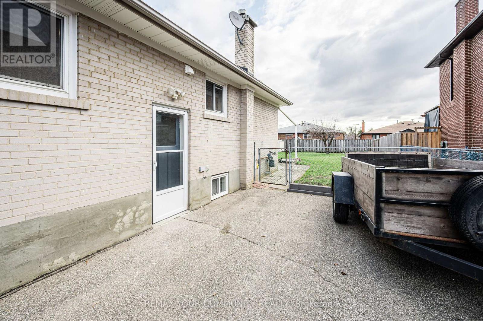 Upper - 57 Apted Avenue, Toronto, Ontario  M9L 2P2 - Photo 19 - W12971064