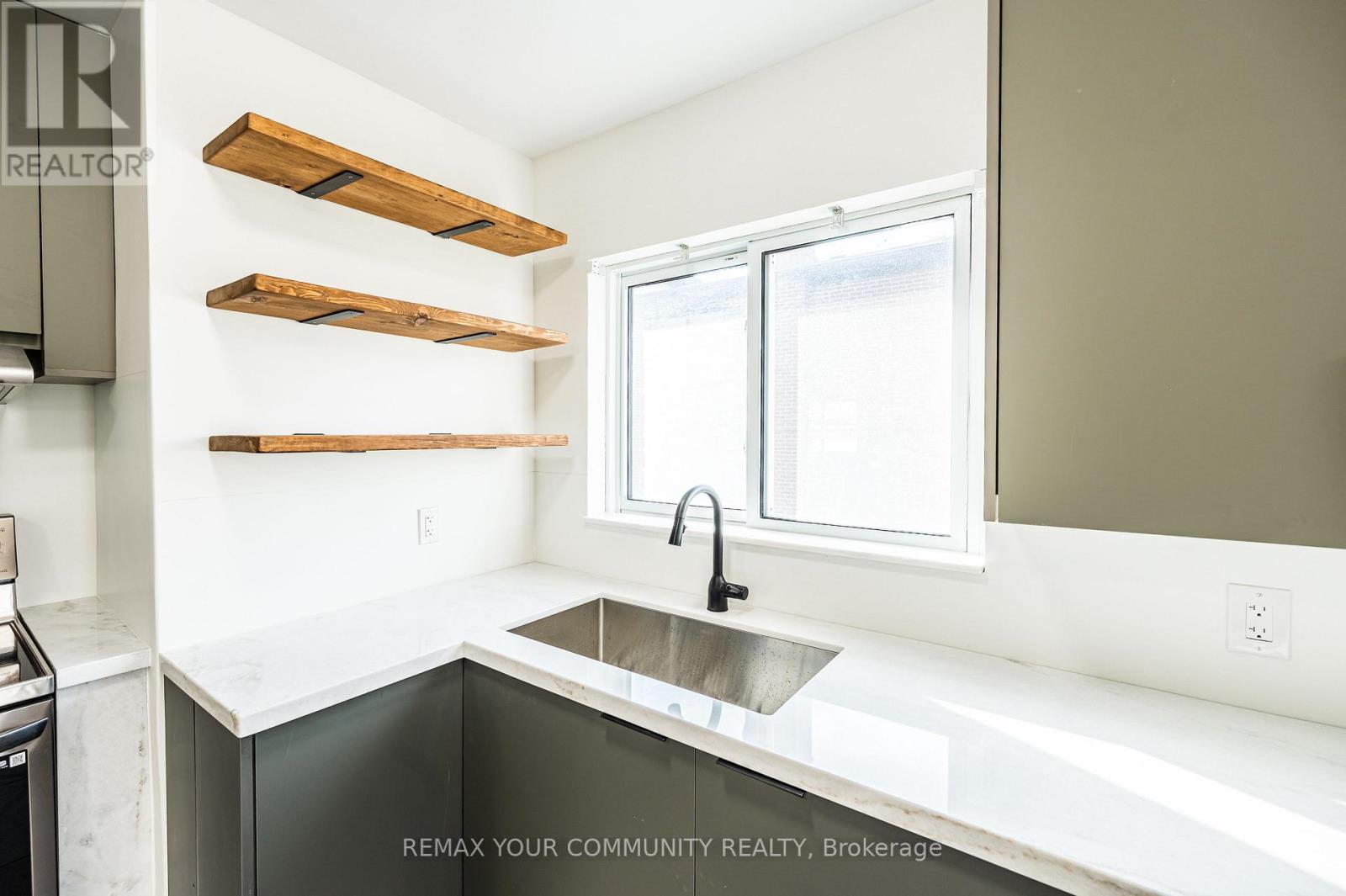 Upper - 57 Apted Avenue, Toronto, Ontario  M9L 2P2 - Photo 6 - W12971064
