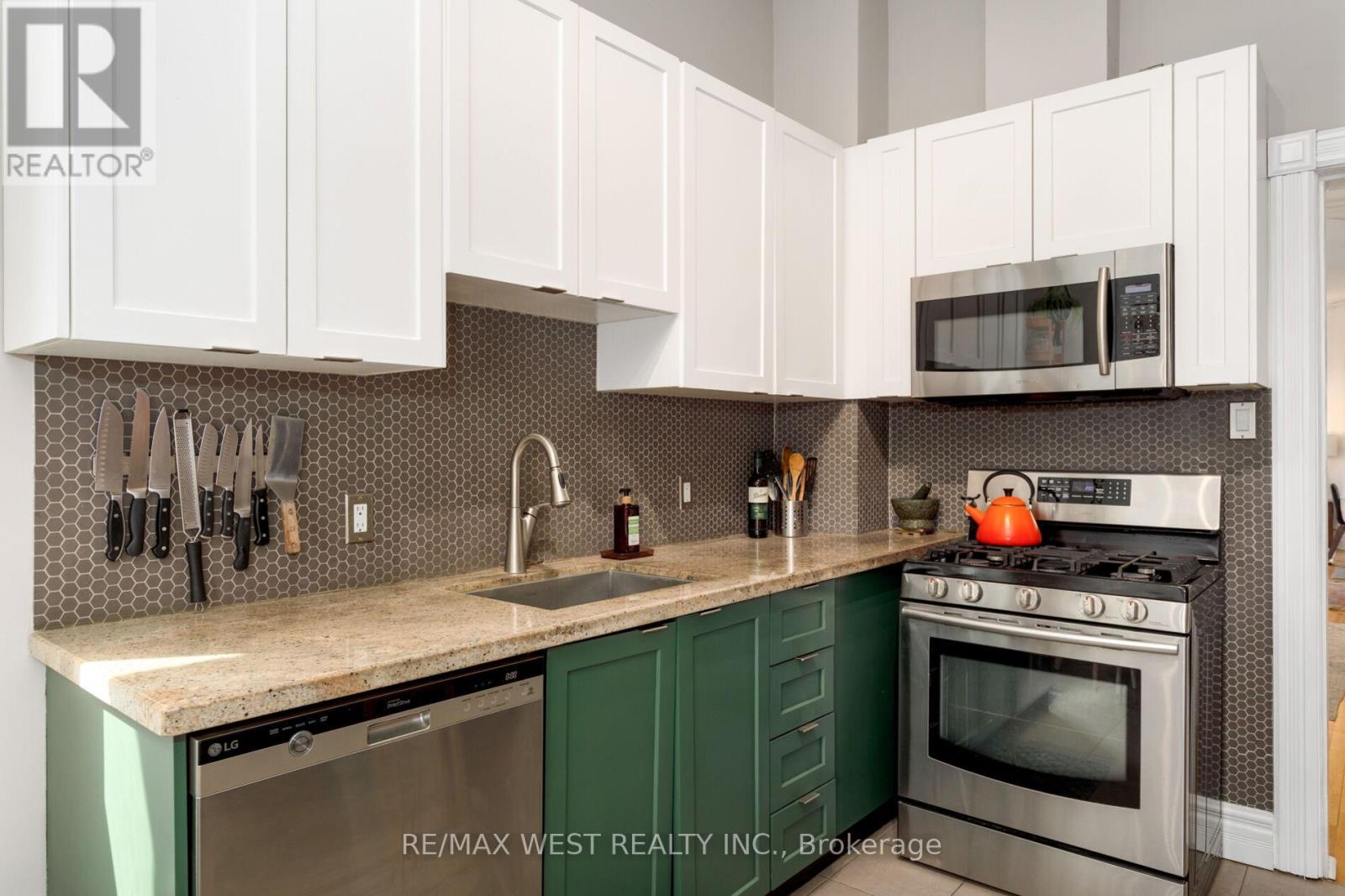 87 Springhurst Avenue, Toronto, Ontario  M6K 1B7 - Photo 37 - W12971104