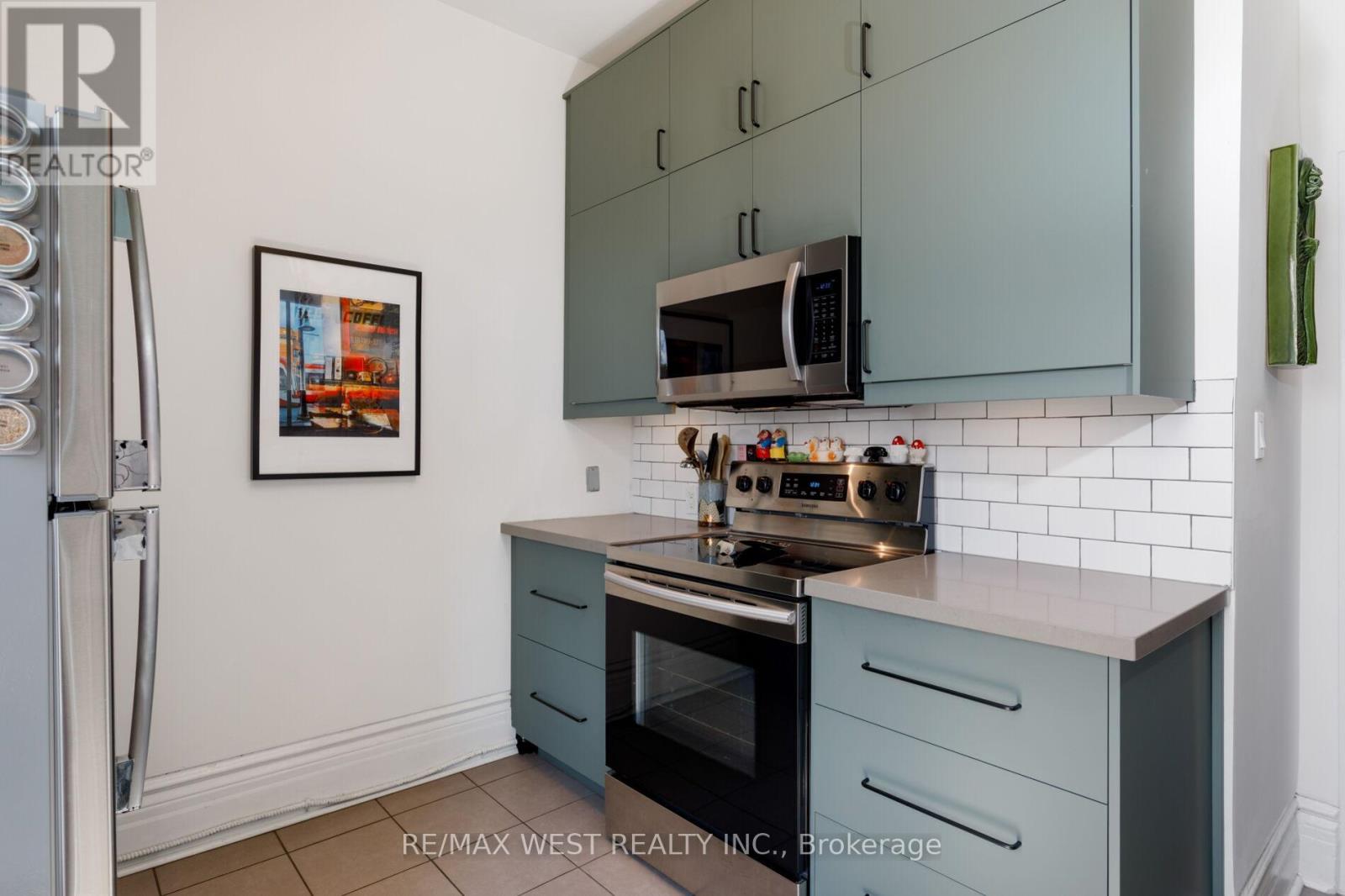 87 Springhurst Avenue, Toronto, Ontario  M6K 1B7 - Photo 7 - W12971104