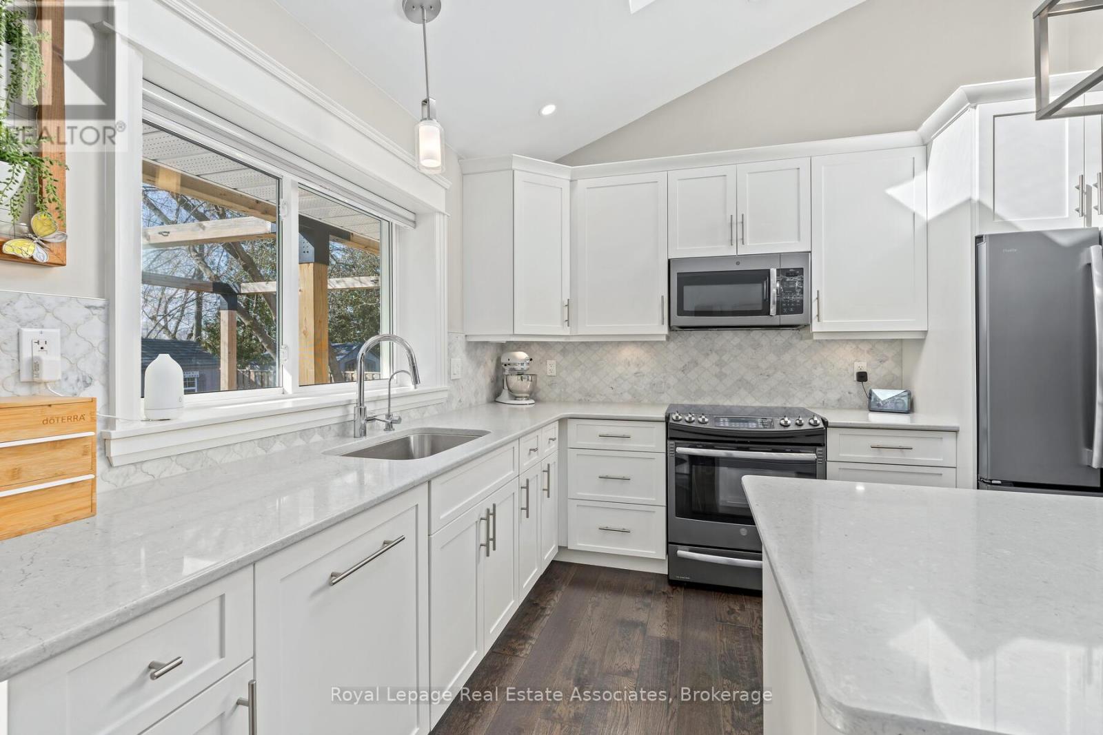 24 Stevens Crescent, Halton Hills, Ontario  L7G 1B6 - Photo 13 - W12971126