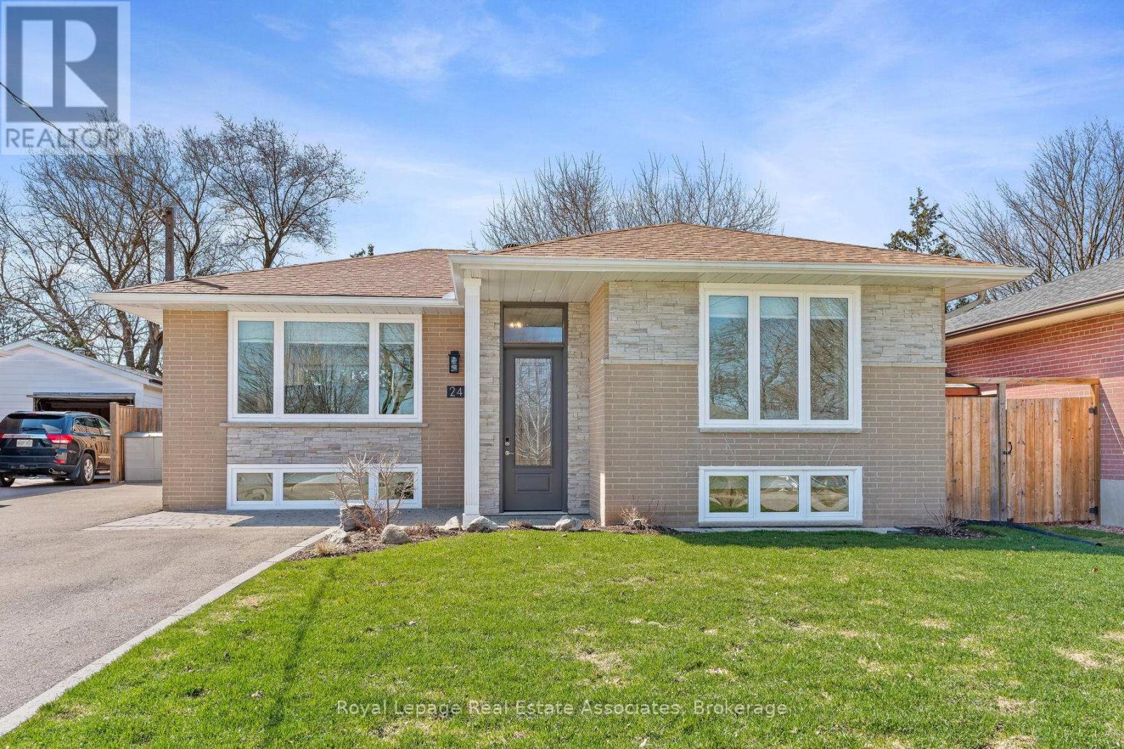 24 Stevens Crescent, Halton Hills, Ontario  L7G 1B6 - Photo 2 - W12971126