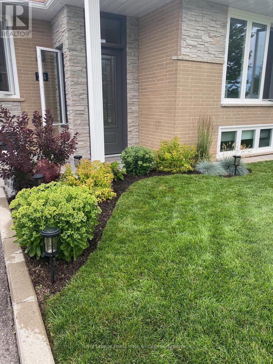 24 Stevens Crescent, Halton Hills, Ontario  L7G 1B6 - Photo 3 - W12971126